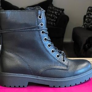 Brand new women’s black boots 🥾